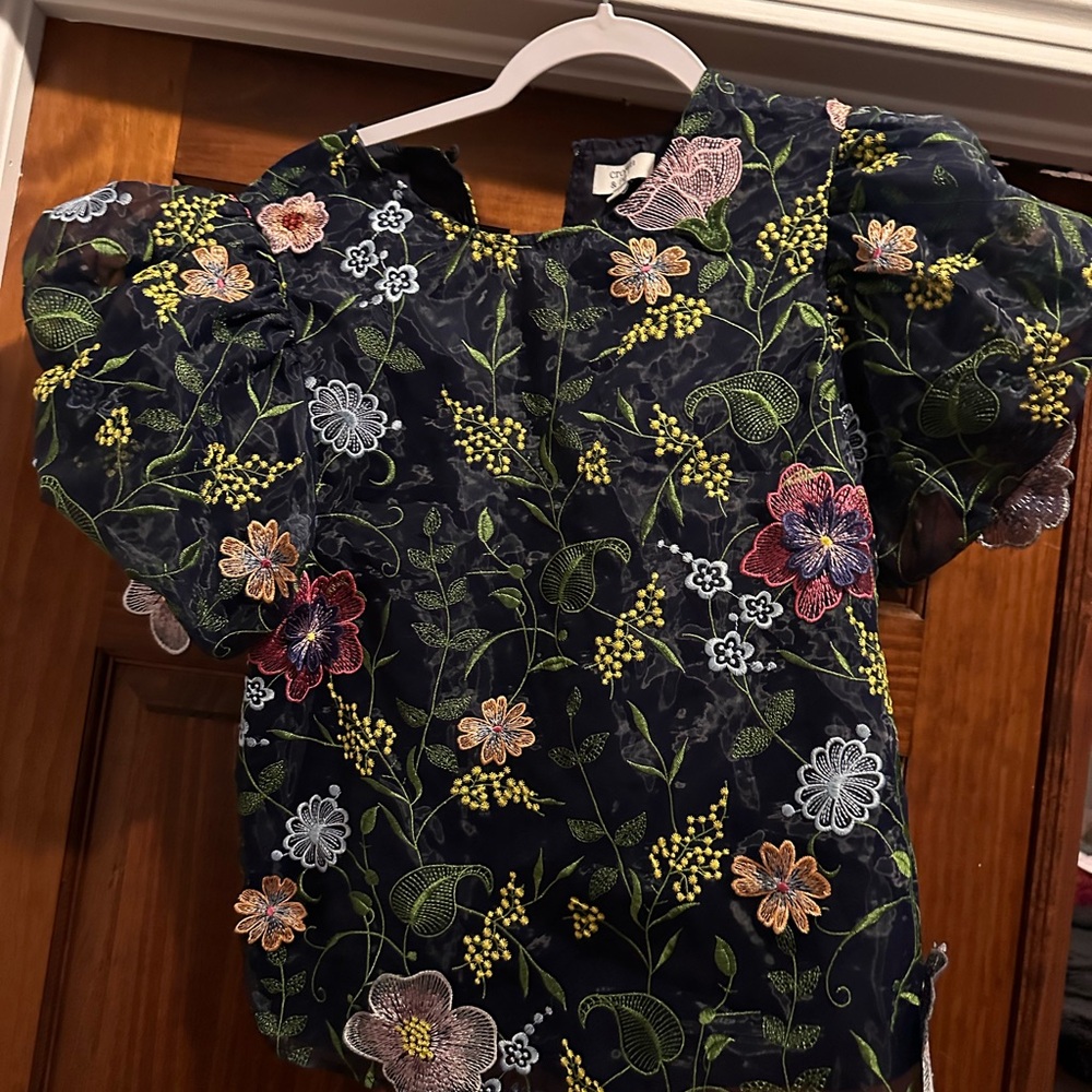Crown & Ivy Embroidered Flower top xs